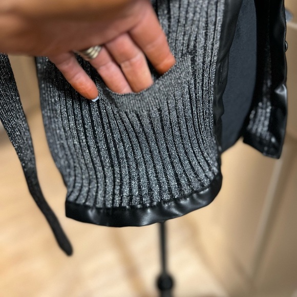 🖤🖤LIKE NEW-YAL NEW YORK BLACK & SILVER BUTTON UP SWEATER SZ L🖤🖤 - Picture 5 of 11